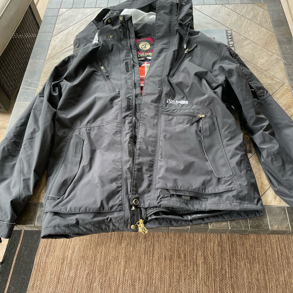 Volcom snowboard jacket size large. Mint condition. L/XL fit both perfectly.